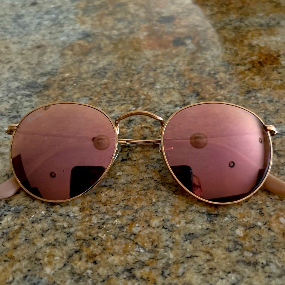 RayBan ROUND FLAT Sunglasses 
FRAME - Polished Gold
LENSES - Copper